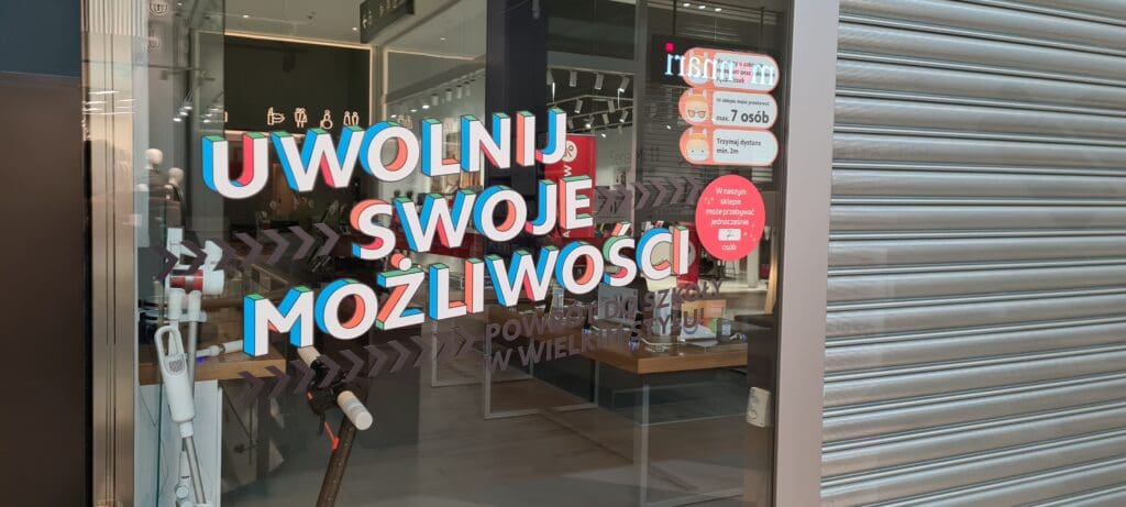naklejka na szybę, foliowanie przeszkleń, zdobienie szyb witryn