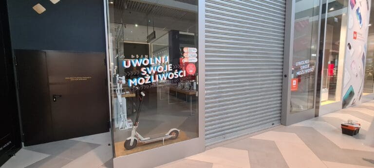 Naklejki na folii – trwałość, estetyka i możliwości druku solwentowego