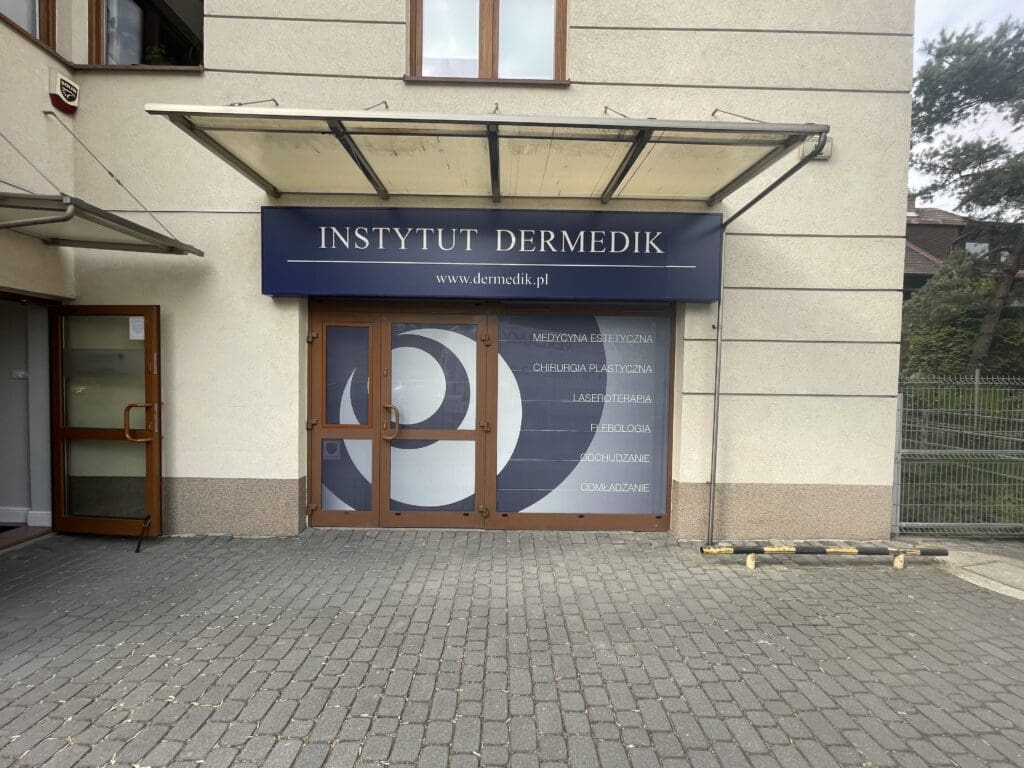 Instytut dermedik, Kaseton reklamowy, kaseton świecący, szyld reklamowy, producent reklam Kraków, foliowanie drzwi, foliowanie okien, witryny projekt i realizacja