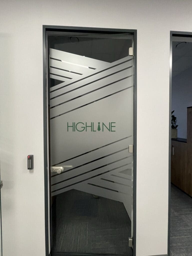 HIGHLINE foliowanie przeszkleń, folia frost i folia kolorowa, zdobienie drzwi, oznakowanie drzwi