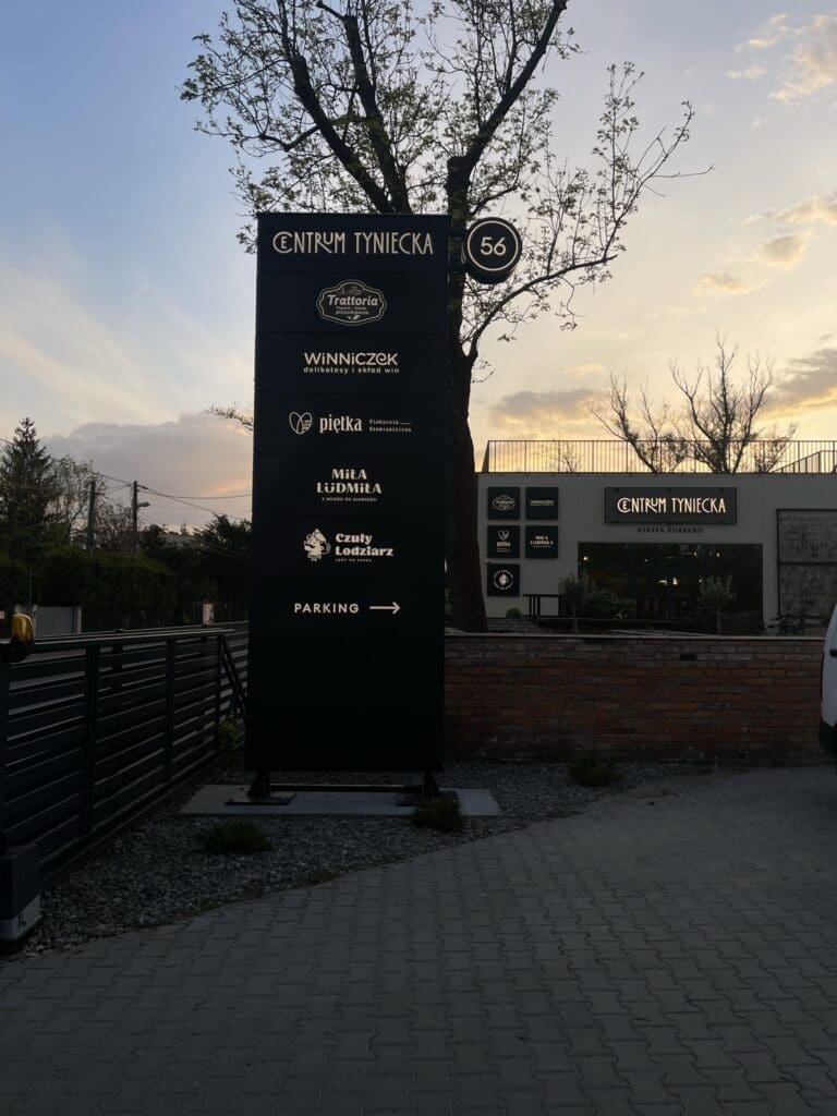 pylon reklamowy Centrum Tyniecka, produkcja i montaż