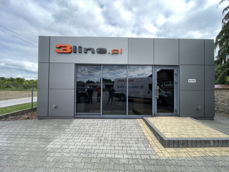 Oznakowanie zewnętrzne firmy – jak skutecznie wyróżnić swoją markę?