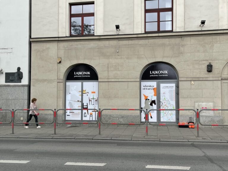 Reklama zewnętrzna, która przyciąga uwagę – jak projektować skuteczne kasetony, banery i pylony?