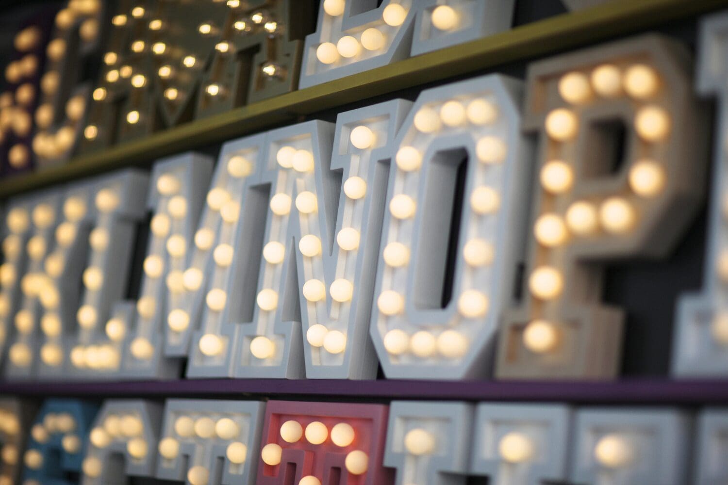 Trendy w reklamie świetlnej na 2025 rok