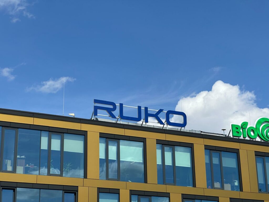 jak powstaje logo na budynku RUKO