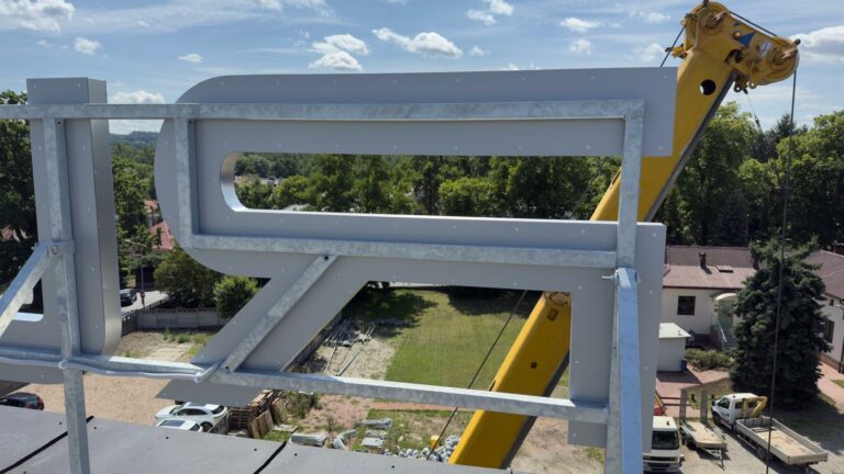 Jak powstaje logo na budynku — od projektu po montaż krok po kroku