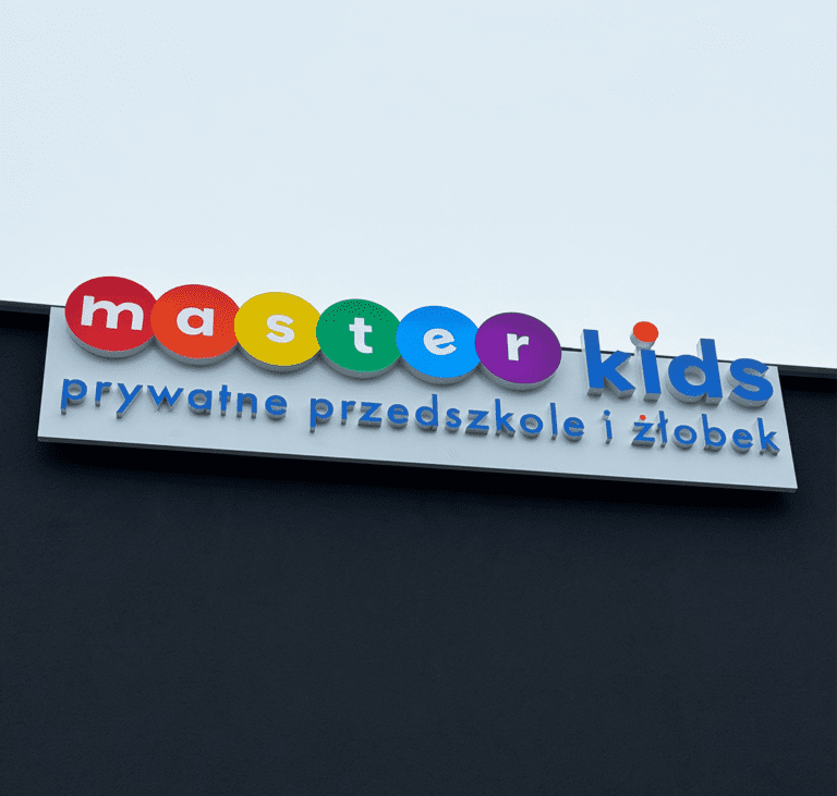 Reklama zewnętrzna 3D – jak przestrzenne litery budują widoczność marki