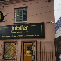 szyldy i banery reklamowe, reklama wizualna Kraków, kaseton z wypukłymi literami, jubiler, kraków, elganckie kasetony, Świetlne litery