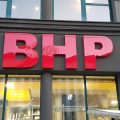 BHP, świecące logo na budynku, Świetlne litery przestrzenne, logo 3D