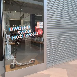 Naklejki na folii – trwałość, estetyka i możliwości druku solwentowego