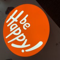Przedszkole językowe be happy, kaseton reklamowy, logo świecące, kaseton świecący, szyld reklamowy, producent reklam Kraków