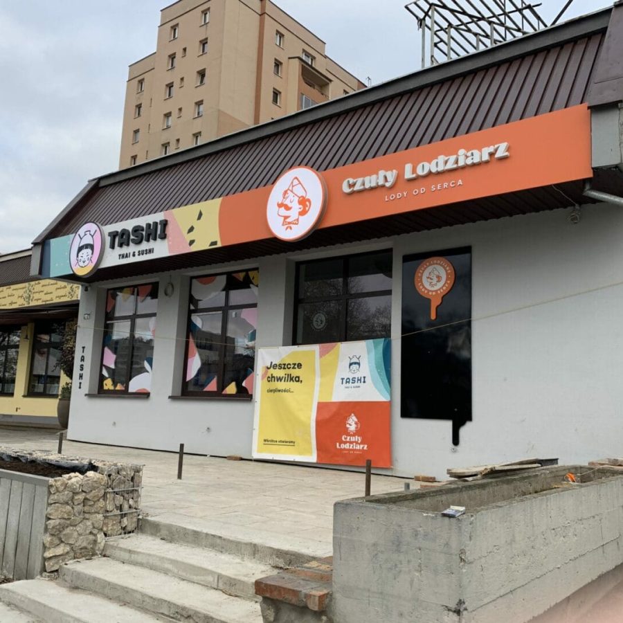 Szyld, czuły lodziarz Szyld, czuły lodziarz, tablica na menu, szyld ze świecącym logo, kolorowa folia na okno, kompleksowa realizacja, kraków