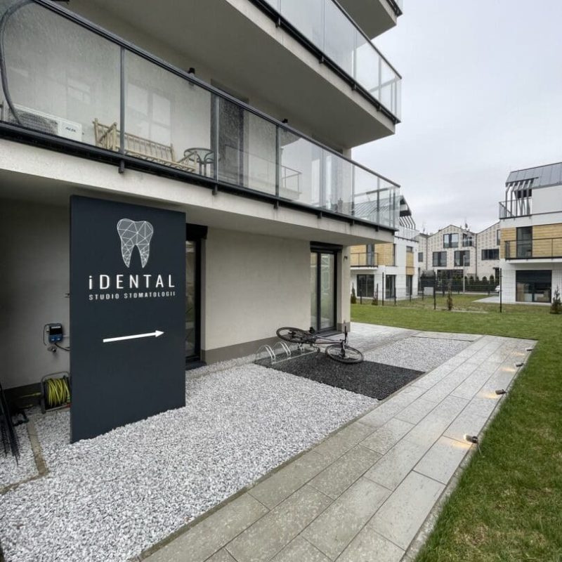 pylon reklamowy iDental, produkcja i montaż1 pylon reklamowy iDental, produkcja i montaż