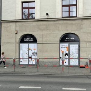 Reklama zewnętrzna, która przyciąga uwagę – jak projektować skuteczne kasetony, banery i pylony?