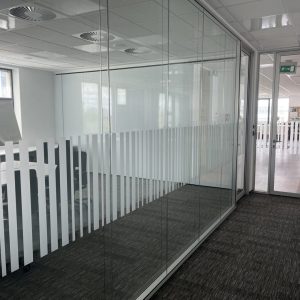 Folia frost na witryny – estetyka, funkcjonalność i dyskrecja