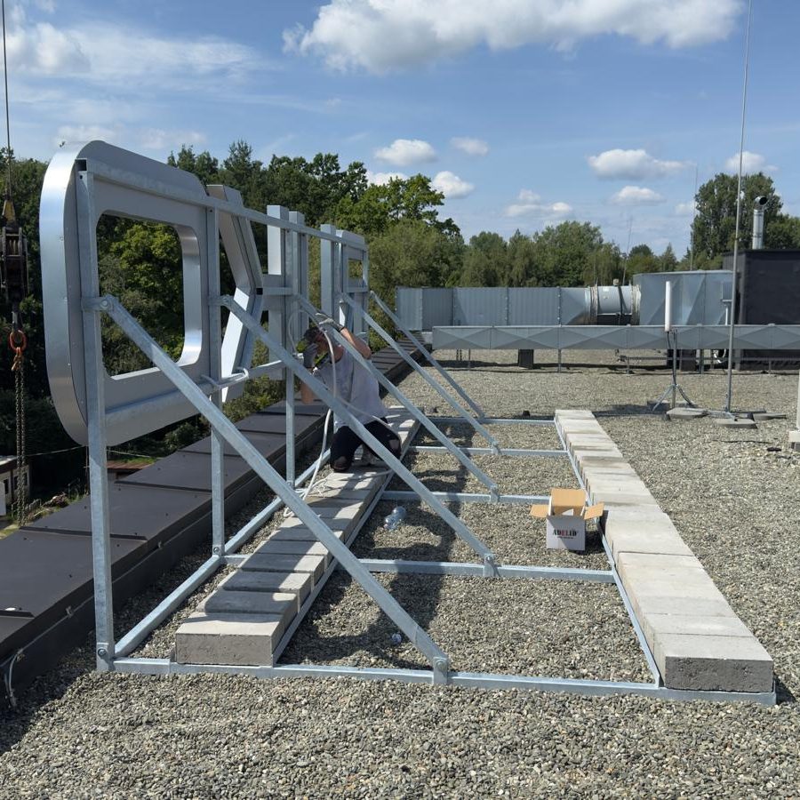 jak powstaje logo na budynku attyka