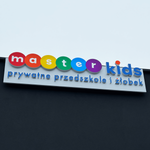 Reklama zewnętrzna 3D – jak przestrzenne litery budują widoczność marki